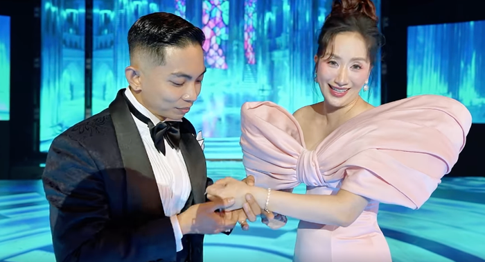 Phan Hiển ân cần xoa bóp tay cho Khánh Thi sau khi biết sự thật. Ảnh: Chụp màn hình