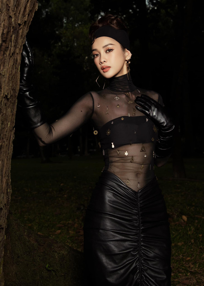 Trình Mỹ Duyên sinh năm 1995, tại một vùng cao thuộc tỉnh Tuyên Quang. Nữ diễn viên theo học khoa Sư phạm tiểu học, rồi bén duyên với cuộc thi Hoa hậu Hoàn vũ Việt Nam và đạt danh hiệu Người đẹp áo dài. Chinh chiến vào năm 2017, Trình Mỹ Duyên là một trong những đối thủ nặng ký của hoa hậu H’Hen Niê. 