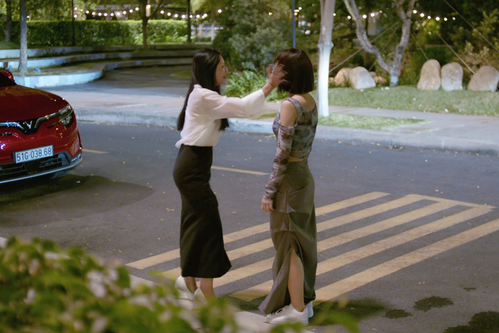 “Hậu trường dã man lắm. Ngày đầu tiên nhập đoàn, tôi đóng luôn cảnh bị tát. Quay đi quay lại, tôi ‘ăn’ gần 20 cái tát của chị Ammy Minh Khuê. Chị tát mà cả đoàn phim đều giật mình, ai cũng hỏi tôi có sao không, đau không. Lúc tập với đạo diễn, tôi đã bị ‘ăn’ tát như thật rồi. Quay xong cảnh đó, một bên má sưng luôn. Cảnh trên phim là cảnh tát nhẹ, âm thanh tát cũng nhẹ. Có nhiều khúc mạnh mà chính tôi cũng giật mình”, nữ diễn viên nói thêm.