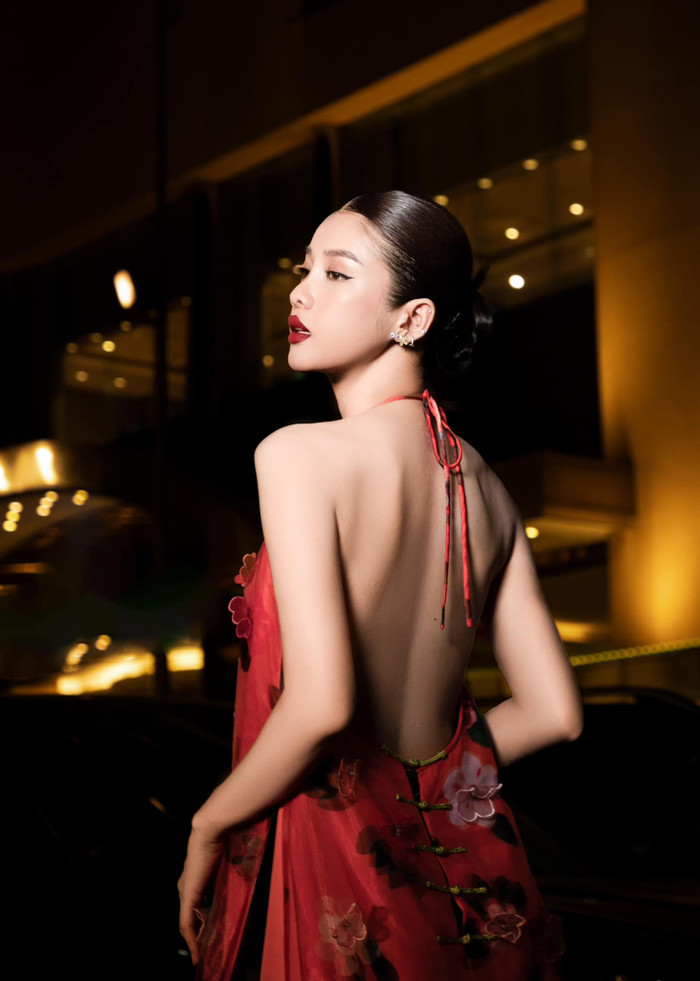 Ở những sự kiện sang trọng, tình màn ảnh Đình Tú lại đốn tim fan khi diện trang phục cắt xẻ, khoe đường cong nóng bỏng. Sở hữu chiều cao 1m67 nổi bật cùng số đo 3 vòng 79-56-92, mỹ nhân phim giờ vàng dễ dàng cân được nhiều kiểu trang phục khác nhau.