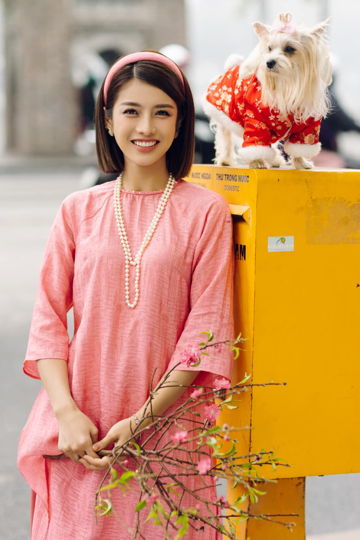 Không chỉ chinh phục người xem bởi diễn xuất ấn tượng, Trình Mỹ Duyên còn ghi điểm với nhan sắc và phong cách thời trang cuốn hút khi lên phim. Ngoài đời, nữ diễn viên có gu ăn mặc trẻ trung, năng động, với áo thun, quần jean mỗi khi đi gặp gỡ bạn bè.