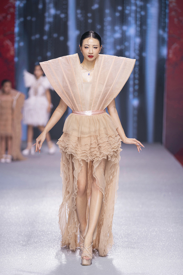 Một trong số những trang phục thuộc bộ sưu tập mới của nhà thiết kế Trương Thanh Long.