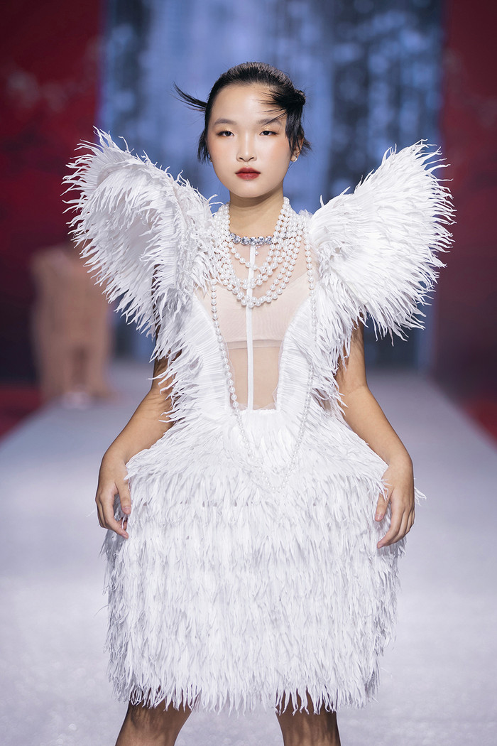 Bộ sưu tập gồm năm thiết kế chủ đạo với tông màu trắng và be.