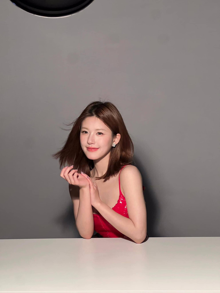 Triệu Lộ Tư gần như tránh để lộ tâm tư dù phải gánh chịu áp lực từ dư luận và tình trạng sức khoẻ không ổn định. Ảnh: Sưu tầm