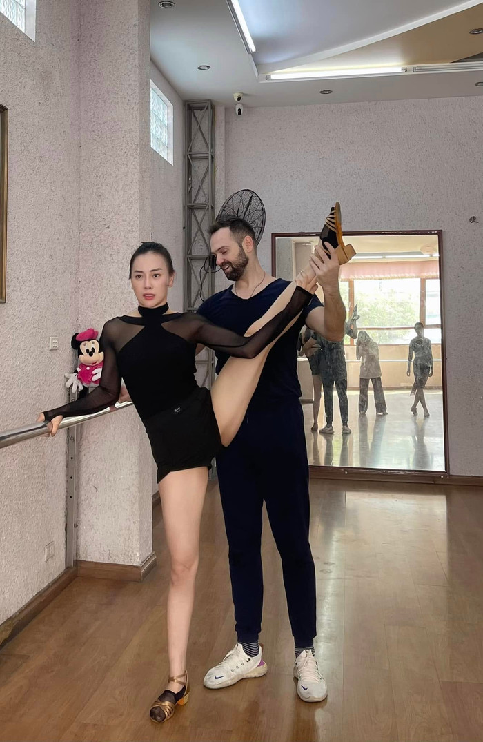 Phương Oanh chăm chỉ tập luyện cùng bạn nhảy cho các đêm thi tại Bước Nhảy Hoàn Vũ. (Ảnh: FBNV)