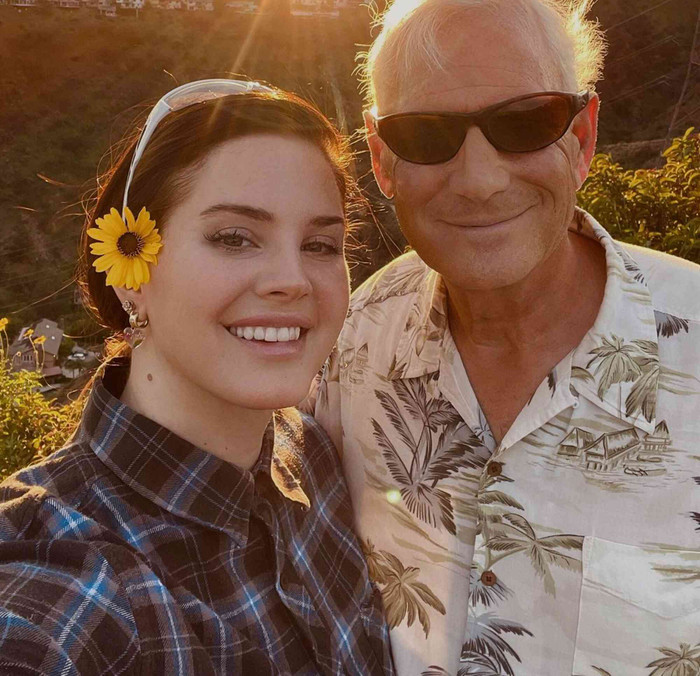 Lana Del Rey đã hỗ trợ cha mình bằng cách góp giọng trong hai bài hát thuộc album đầu tay là 'Lost at Sea' và 'Hollywood Bowl'.