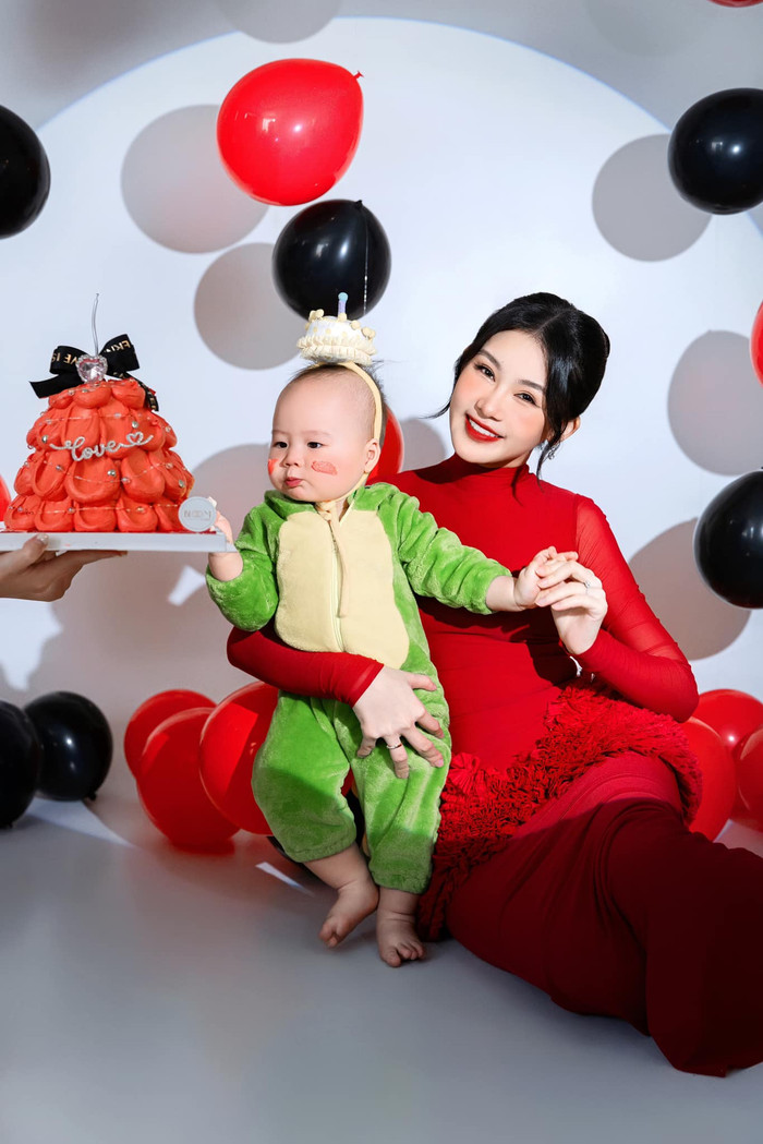 Biểu cảm lém lỉnh của con trai Lê Âu Ngân Anh đã 'đốn tim' nhiều khán giả. Ảnh: FBNV