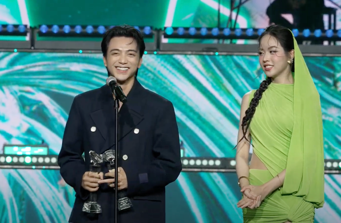 Cặp đôi Soobin Hoàng Sơn và Thanh Thuỷ không giấu khỏi sự bối rối trước ống kính và nhiều khán giả đang theo dõi lễ trao giải. Ảnh: Chụp màn hình