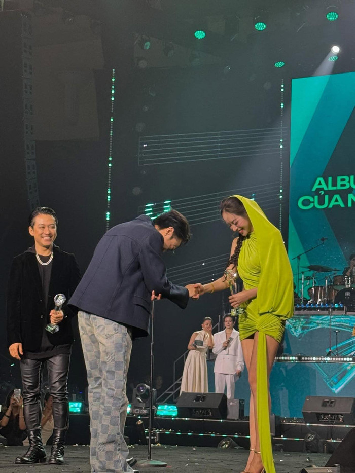 Một số khán giả đã quay chụp khoảnh khắc cặp đôi bắt tay nhau trên sân khấu. Ảnh: Sưu tầm