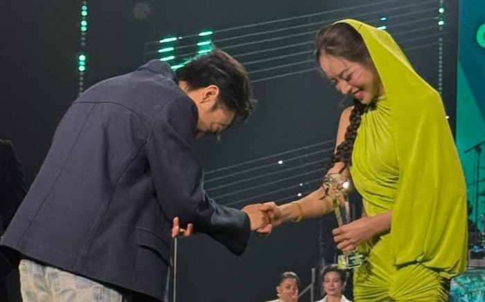 Cặp đôi Vbiz đang được 'đẩy thuyền' nay công khai nắm tay trên sân khấu Ảnh 2