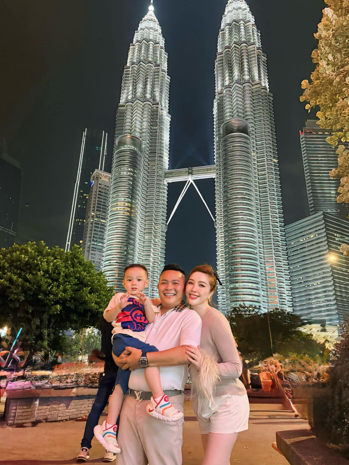 Vợ chồng Bảo Thy đưa con trai sang Malaysia đi du lịch vào tháng 12 năm ngoái. Ảnh: FBNV
