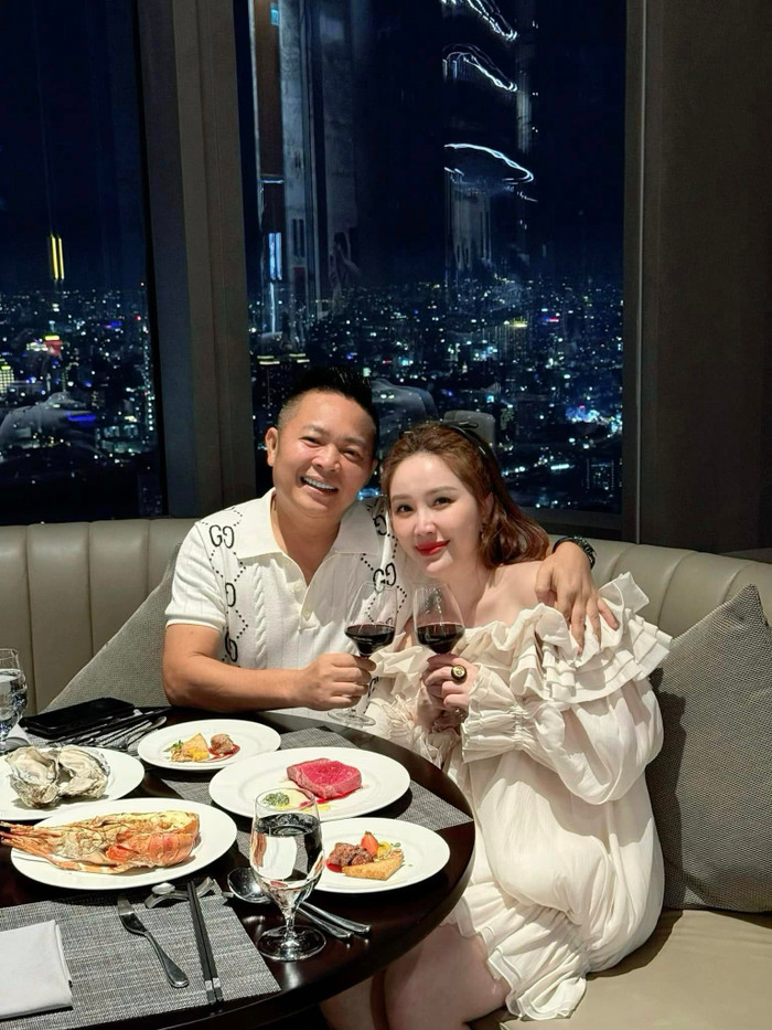 Bảo Thy tận hưởng bữa ăn sang chảnh bên cạnh chồng. Ảnh: FBNV