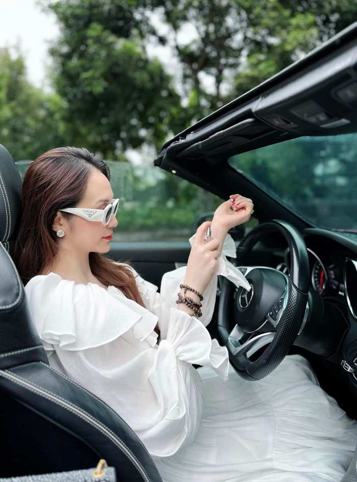 Những lần 'flex' tài sản của Hương Baby - vợ Tuấn Hưng khiến dân tình choáng ngợp. (Ảnh: FBNV)