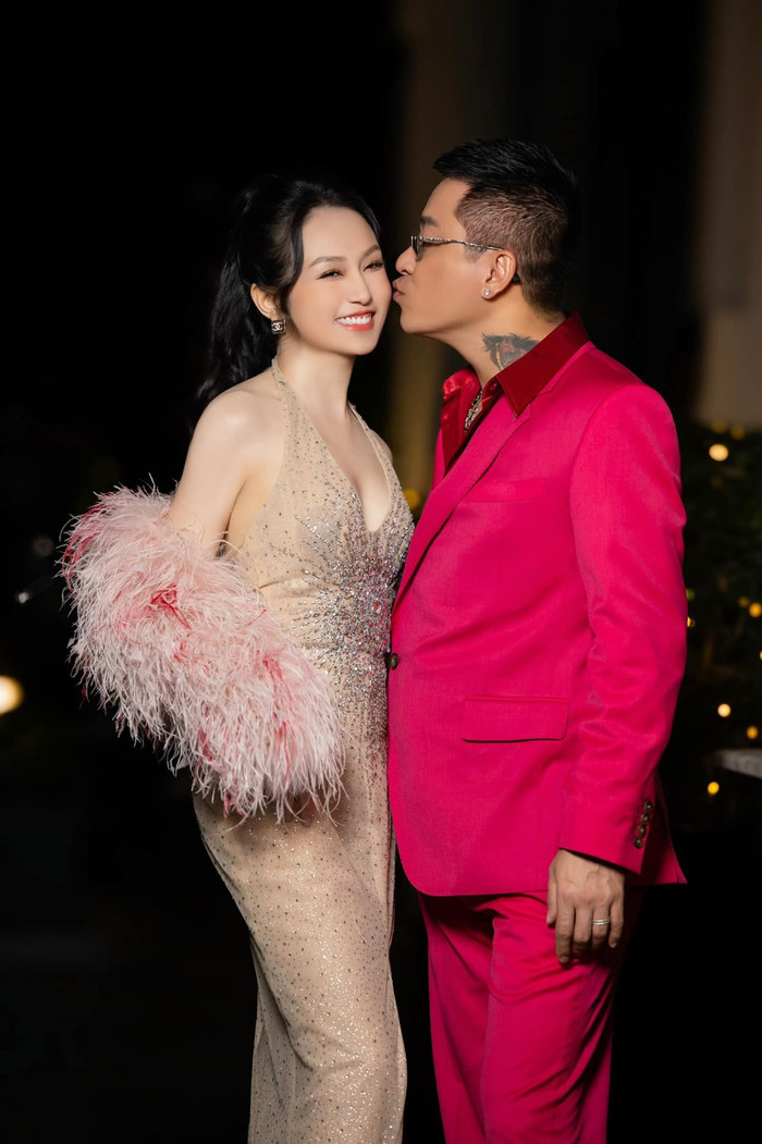 Sau hơn 10 năm kết hôn, Tuấn Hưng và vợ có cuộc sống hạnh phúc, bình yên bên cạnh các con. (Ảnh: FBNV)