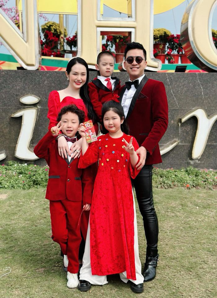 Dù bận công việc, Tuấn Hưng và Hương Baby vẫn cố gắng sắp xếp thời gian để chăm sóc, tâm sự với các con.