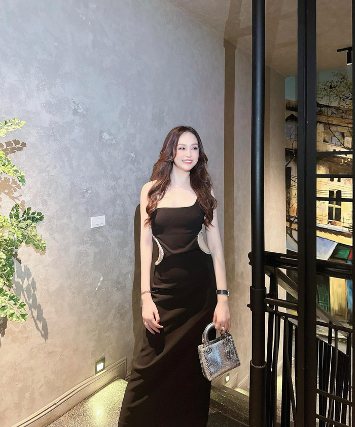 Cô cũng là 'tay chơi' đồ hiệu khi sở hữu nhiều phụ kiện như túi xách, đồng hồ với giá trị đắt đỏ. (Ảnh: FBNV)