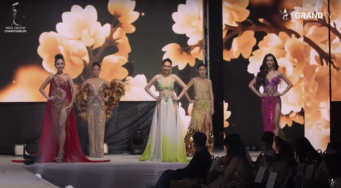 Dàn thí sinh cuộc thi Miss Grand Chanthaburi 2025 trong phần thi trình diễn trang phục dạ hội. (Ảnh chụp màn hình)