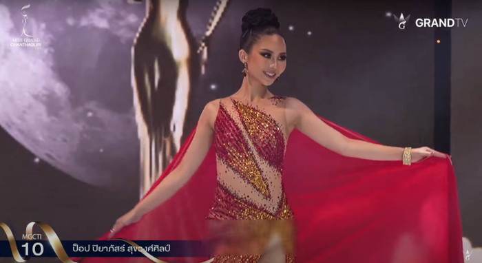 Một thí sinh tại cuộc thi Miss Grand Chanthaburi 2025 gặp sự cố lộ nội y khi trình diễn trang phục dạ hội gây đỏ mặt. (Ảnh chụp màn hình)