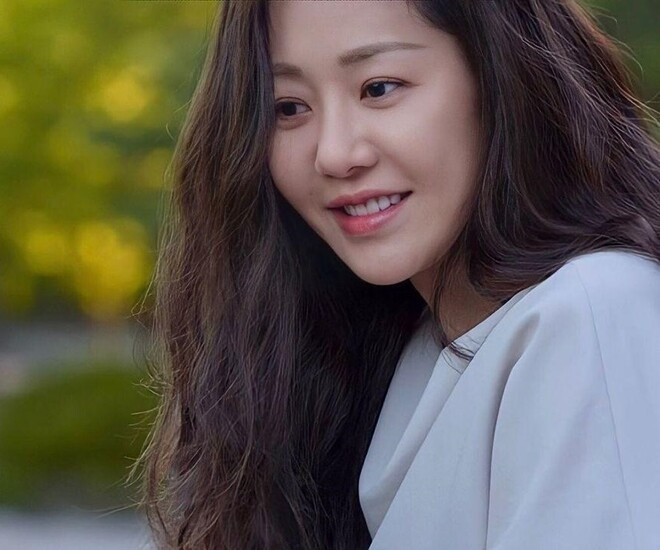 Go Hyun Jung được biết đến là nữ diễn viên, Á hậu 1 Hoa hậu Hàn Quốc, hơn nữa là vợ cũ của Phó chủ tịch Tập đoàn Shinsegae.