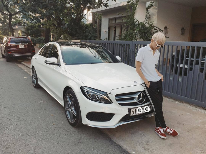 SOOBIN sở hữu xế hộp tiền tỷ từ khi còn rất trẻ. (Ảnh FBNV)