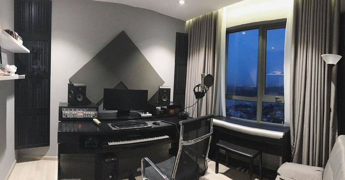 Căn hộ cao cấp của SOOBIN có phòng thu âm riêng. (ẢNH FBNV)