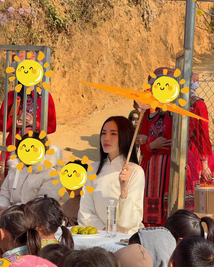 Hoa hậu Kỳ Duyên diện áo dài trắng tham dự lễ khánh thành ngôi trường đầu tiên trong dự án cộng đồng mà cô mang đến Miss Universe 2024. (Ảnh: FBNV)