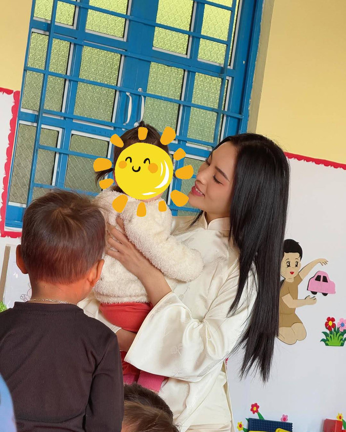 Hoa hậu Kỳ Duyên vui vẻ chơi đùa cùng các trẻ em vùng cao. (Ảnh: FBNV)