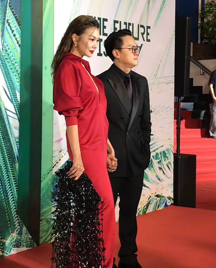 Thanh Hằng và chồng sánh đôi trên thảm đỏ. Ảnh: Chụp màn hình.