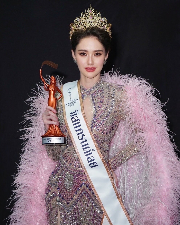  Lily Aditya đăng quang Miss Grand Loei 2025, cô sẽ được đại diện tỉnh Loei để tham dự Miss Grand Thailand trong tháng 3 sắp tới. 