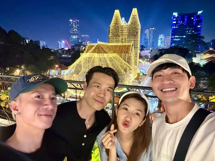 Võ Cảnh và Thúy Ngân cùng đón năm mới. (Ảnh FBNV)