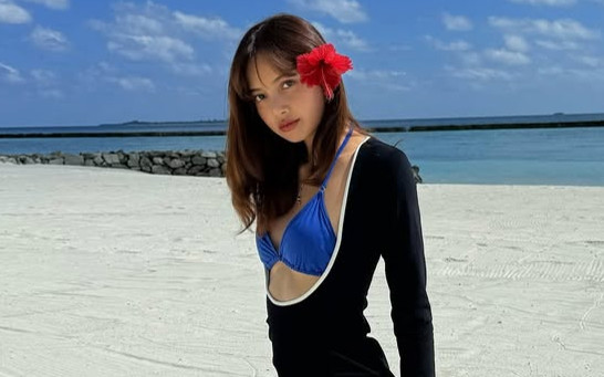 Nữ ca sĩ nổi tiếng diện váy xẻ sâu, lộ nội y dây mảnh gây 'bỏng mắt' Ảnh 2