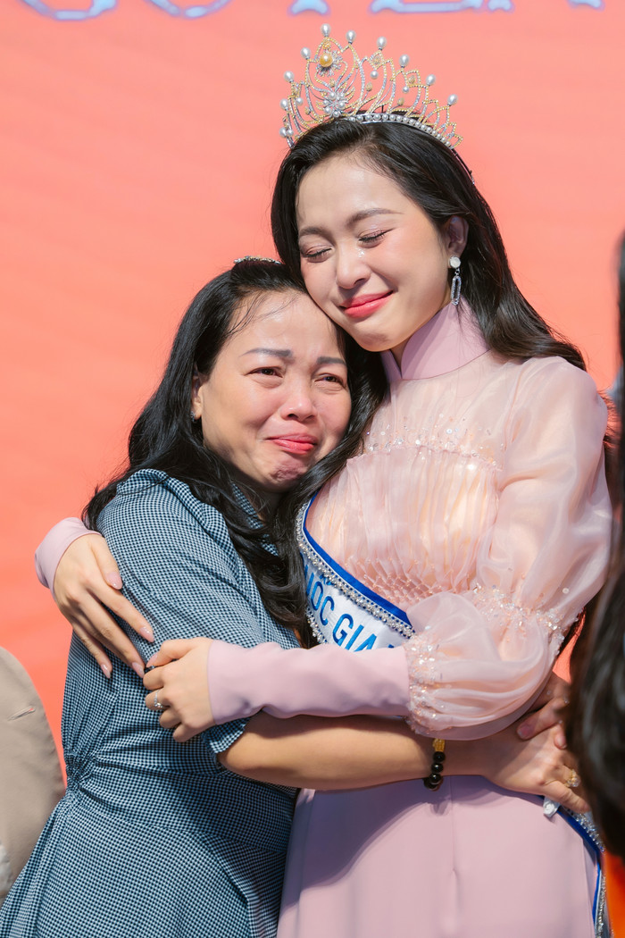 Hoa hậu Kiều Duy đón tin vui cùng mẹ, cô sẽ được nhận học bổng toàn phần chương trình Thạc sĩ Quản trị Kinh doanh. 