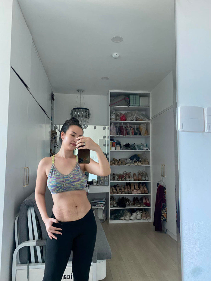 Võ Hạ Trâm tự tin khoe bụng với những vết rạn sau sinh. Ảnh: FBNV