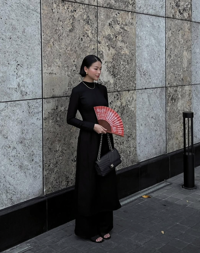 Ở 'nhà mốt' gắn liền với tên tuổi của Jennie (BLACKPINK), Hoa hậu Phương Khánh sở hữu mẫu túi classic nắp gập màu đen. Thiết kế này được bán với mức giá niêm yết khoảng 287 triệu đồng. (Ảnh: FBNV)