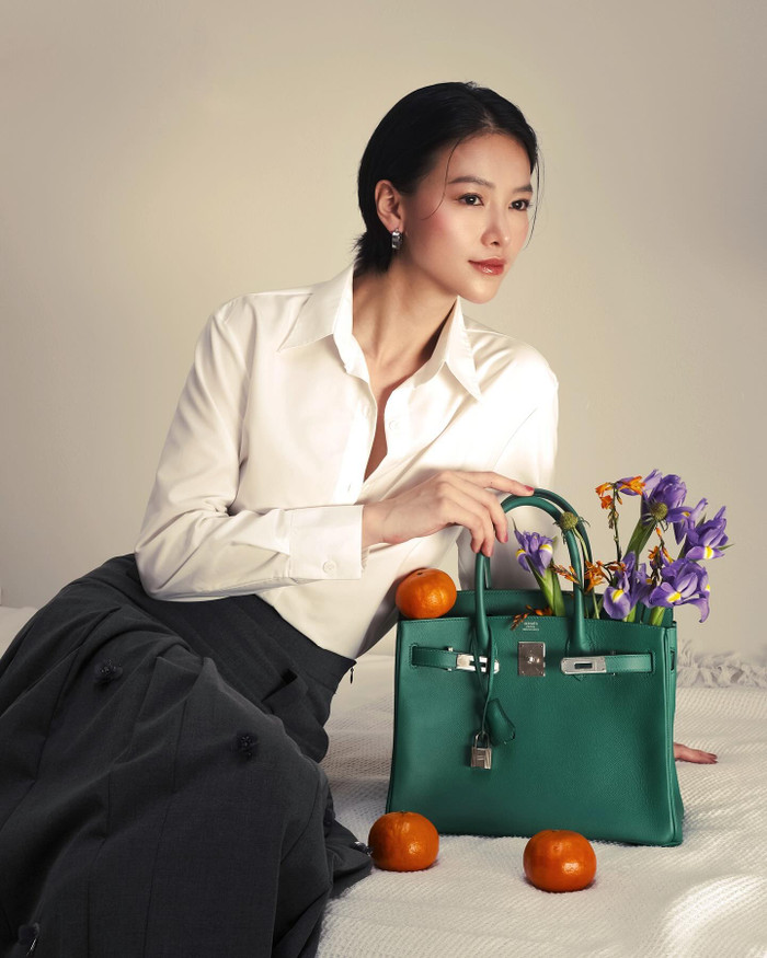 Hoa hậu Phương Khánh còn sở hữu mẫu túi Birkin đến từ một thương hiệu khác của Pháp. Dòng túi này mang tính 'iconic' nên mang mức giá cao hơn so với những sản phẩm khác. Hoa hậu Phương Khánh mua phiên bản màu xanh lá cây. Theo một số tín đồ chuyên săn lùng hàng hiệu, túi xách thuộc dòng Birkin đều có mức giá trên nửa tỷ đồng, tùy thuộc vào màu sắc và chất liệu da. (Ảnh: FBNV)