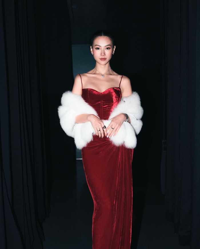 Nguyễn Phương Khánh là người đẹp đầu tiên mang về chiếc vương miện tại cuộc thi nhan sắc thuộc hệ thống BIG 6 cho Việt Nam. Cô đăng quang Miss Earth - Hoa hậu Trái đất 2018. Những tưởng thành tích vang dội này sẽ trở thành nền tảng giúp Hoa hậu Phương Khánh thăng hoa trong sự nghiệp giải trí nhưng không. Nàng hậu bất ngờ sống kín tiếng, không mấy mặn mà với hào quang. Dù vậy, Hoa hậu Phương Khánh vẫn khiến ai nấy cũng phải trầm trồ khi sở hữu cuộc sống sang chảnh và phong cách thời trang chuẩn quý cô châu Âu. (Ảnh: FBNV)