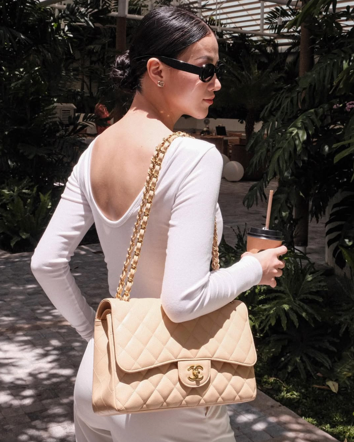 Hoa hậu Phương Khánh có thêm mẫu túi classic nắp gập tương tự, nhưng ở phiên bản màu cam nhạt. (Ảnh: FBNV)