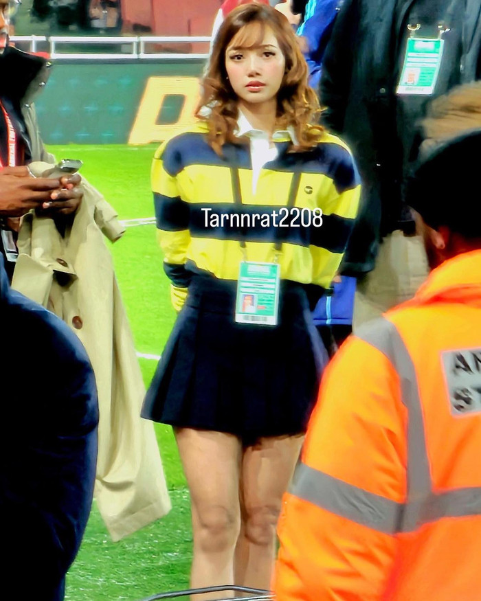 Lisa khiến sân vận động 'nóng bừng' như một nàng tiên ong cùng lớp trang điểm nhẹ nhàng, trong trẻo. 