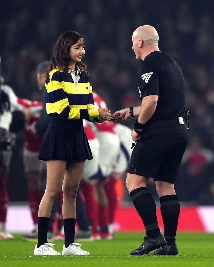 Theo Chosun, Lisa xuất hiện để quảng bá cho trận 'derby Bắc London' giữa Arsenal và Tottenham.