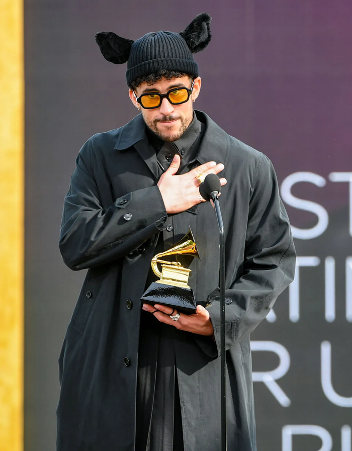 Nghệ sĩ Latin duy nhất có 17 ca khúc 'đổ bộ' Billboard HOT 100 trong một tuần Ảnh 5