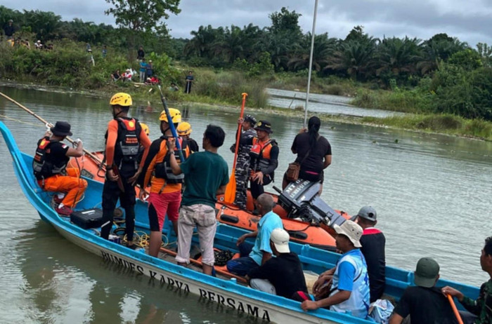 Người dân trục vớt cá sấu.