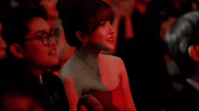 Showbiz 24h: Thiều Bảo Trâm chăm chú lắng nghe màn công bố chiến thắng của Sơn Tùng M-TP trong Lễ trao giải. Ảnh: Chụp màn hình