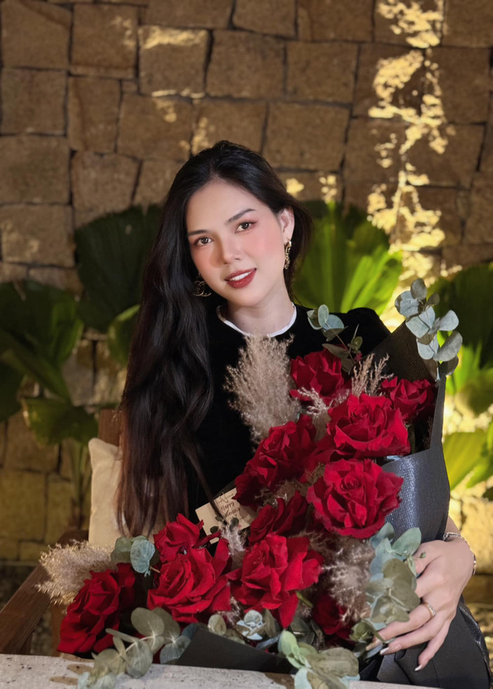 Dáng vẻ nghiêm túc, sang trọng thường thấy của Ngọc Trinh đã bị phá vỡ, thay vào đó là một phiên bản hài hước hơn.