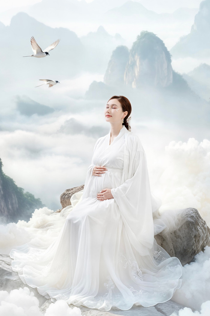 Nhan sắc mẹ bầu Hương Giang ngày càng mặn mà. Ảnh: FBNV