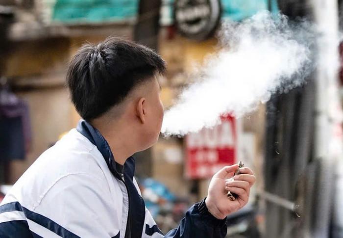 Đề xuất phạt đến 2 triệu đồng khi hút thuốc lá điện tử. Ảnh: TTO