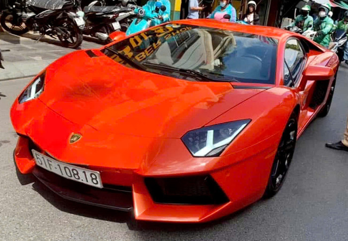 Chiếc Lamborghini dừng đột ngột giữa phố TP HCM
