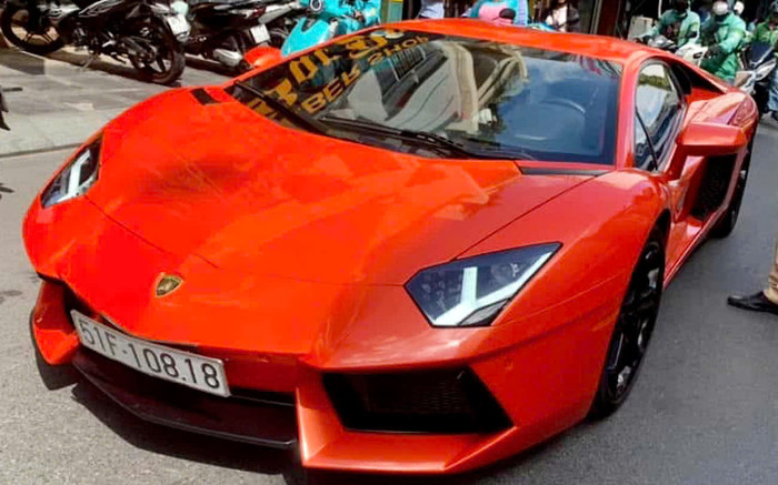 Chiếc Lamborghini bất ngờ dừng giữa phố TP HCM, người dân phát hiện tài xế 'bất ổn' Ảnh 2