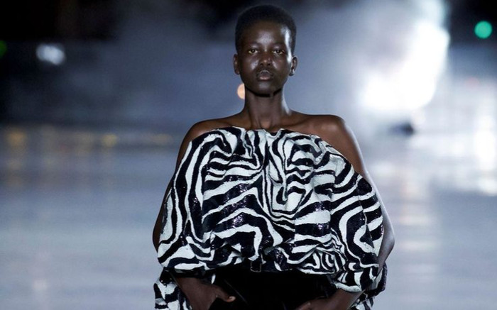 Họa tiết ngựa vằn đứng đầu xu hướng thời trang 2025 Ảnh 2