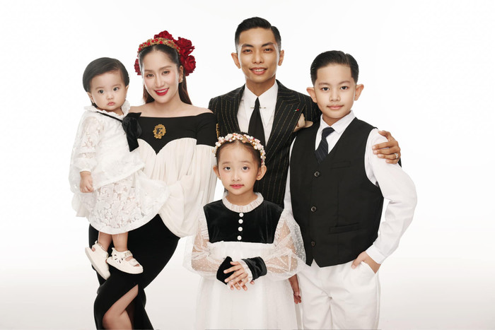 Gia đình chồng Khánh Thi sẽ quây quần vào sáng mùng 1 để chúc Tết, lì xì cho nhau để lấy lộc. 