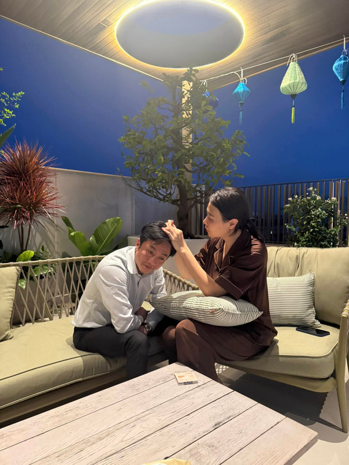 Cường Đô La chia sẻ khoảnh khắc gần gũi bên vợ. Anh hài hước cho rằng hôn nhân đã đến giai đoạn 'nhổ tóc bạc rồi'. (Ảnh FBNV)